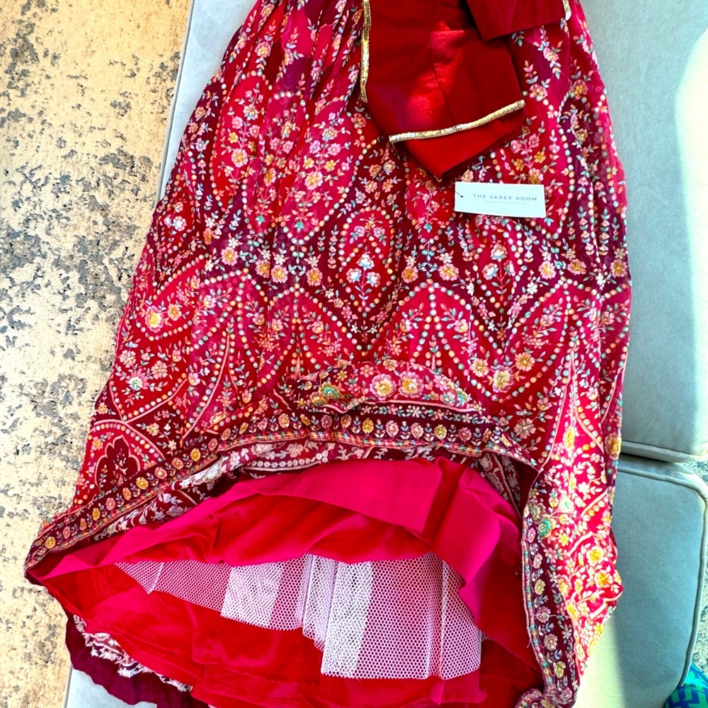 Beautiful Lehenga Set- Perfect for Wedding Events! - Picture 8 of 12
